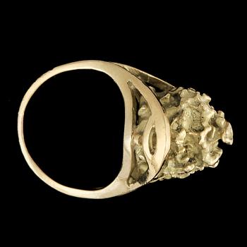 RING, 18 k guld. Vikt ca 15 g.