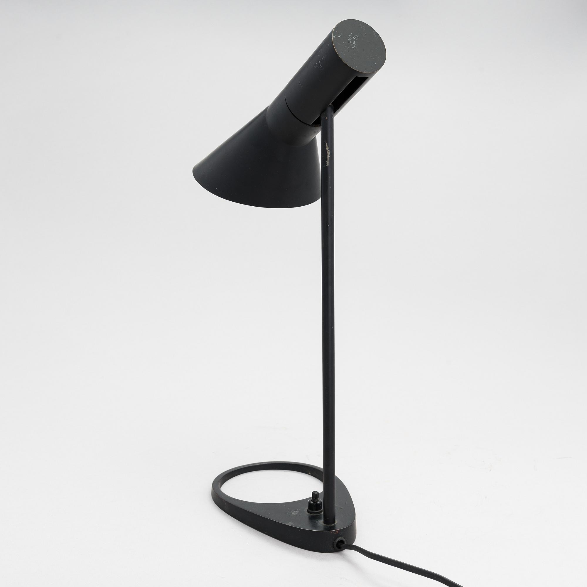 Arne Jacobsen, bordslampa, "AJ" mini, Louis Poulsen, Danmark.