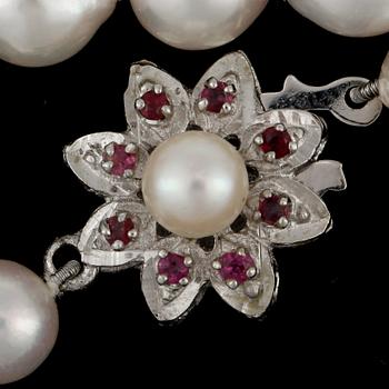 COLLIER, odlade saltvattenspärlor, lås i 14k vitguld med pärla och små rubiner.