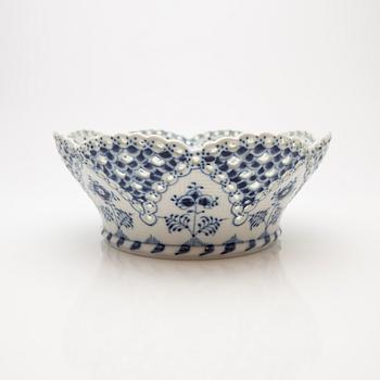 Fruit bowl / compote with underplate, porcelain, "Musselmalet helblond", Royal Copenhagen, model 1061 and 1062, 1966-1974.