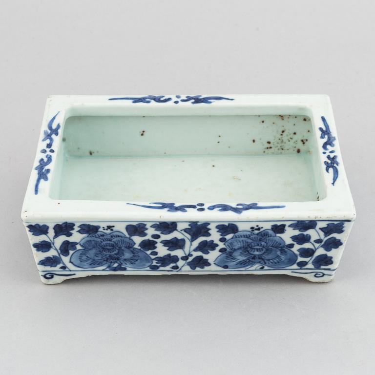 A blue and white porcelain pot, Qing dynasty, 18th-19th century.