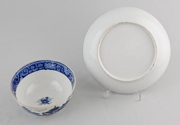 TESKÅL OCH FAT, porslin, Kina, Qianlong, 1700-tal.