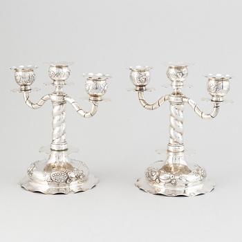 CG Hallberg, kandelabrar för tre ljus, ett par, silver, Stockholm 1926. Barock-stil.