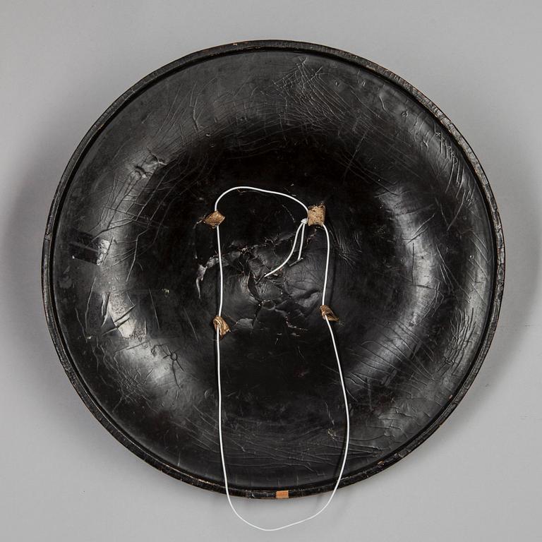 HJÄLM, "Jinghasa", lackat trä. Japan 1800-talets början.