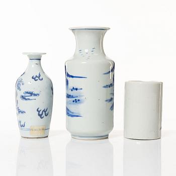 A group of three Chinese blue and white porcelain vases, 19th/20th century.