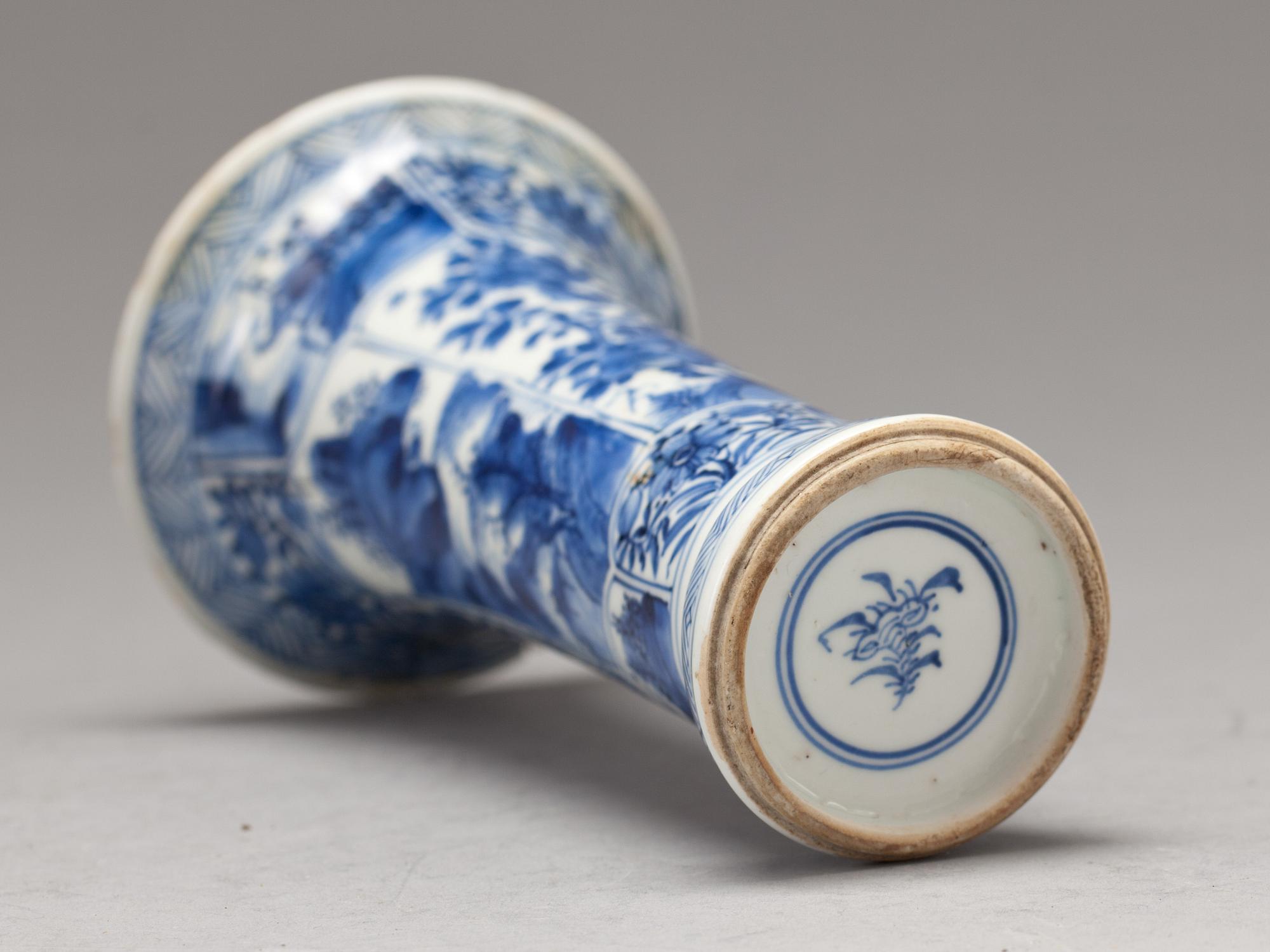 TRUMPETVAS, porslin, Kina, Kangxi (1662-1722).