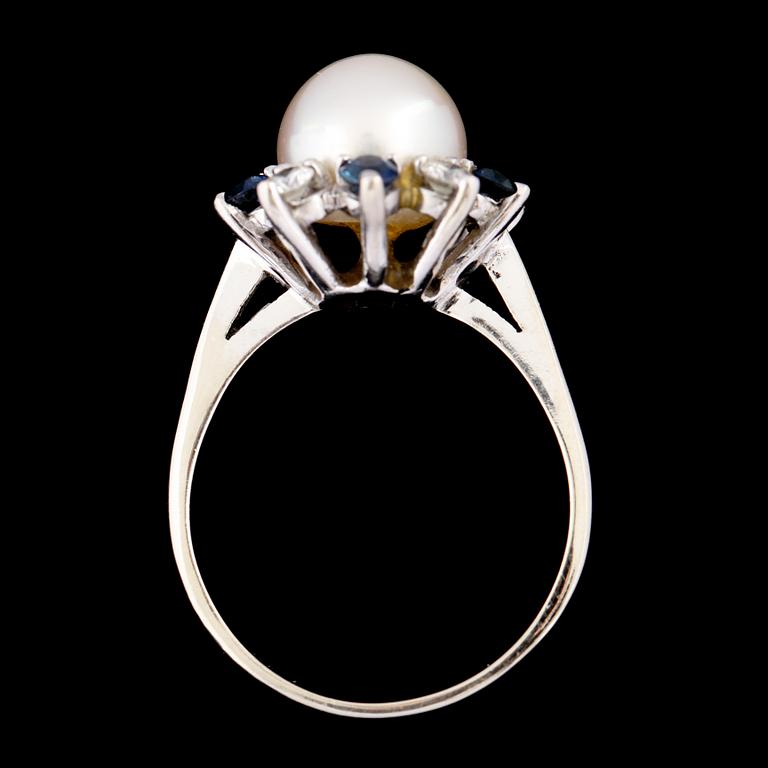 RING, 14K vitguld med odlad pärla, 5 fasettslipade blå safirer samt 5 briljantslipade diamanter, ca 0.35 ct. Vikt 4,9 g.