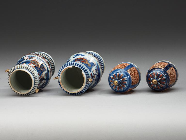 A pair of imari sugar casters, Qing dynasty, Kangxi (1662-1722).