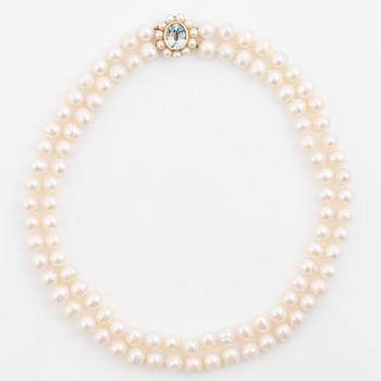Pärlcollier, tvåradigt med odlade sötvattenspärlor, lås 18K guld med akvamarin och odlade pärlor, Jarl Sandin.