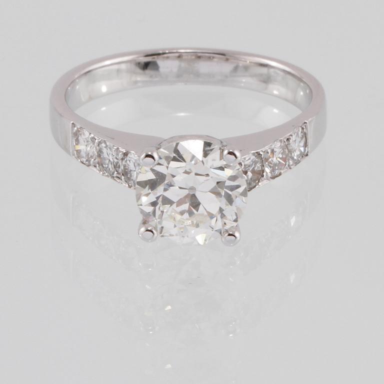 RING, 14k vitguld med äldre briljantslipad diamant, 1.61 ct samt 6 mindre briljantslipade diamanter. Vikt 4 g.