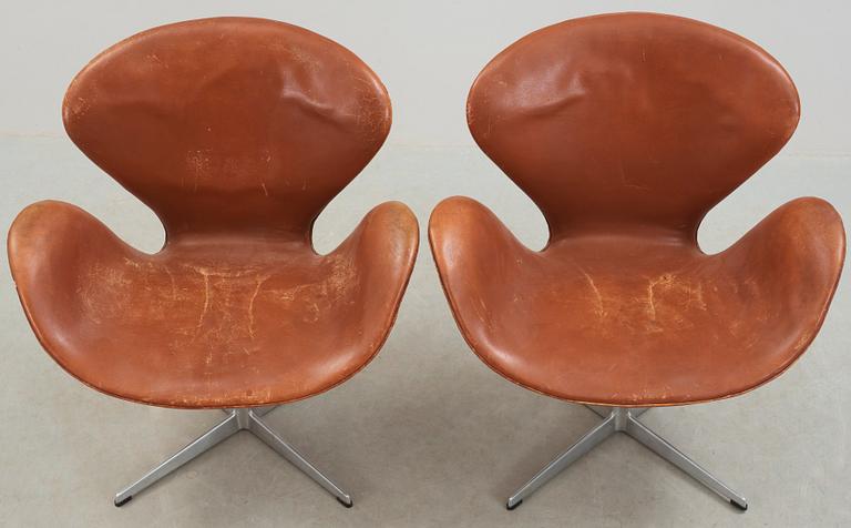 ARNE JACOBSEN, fåtöljer, ett par, "Svanen", Fritz Hansen, Danmark 1972.