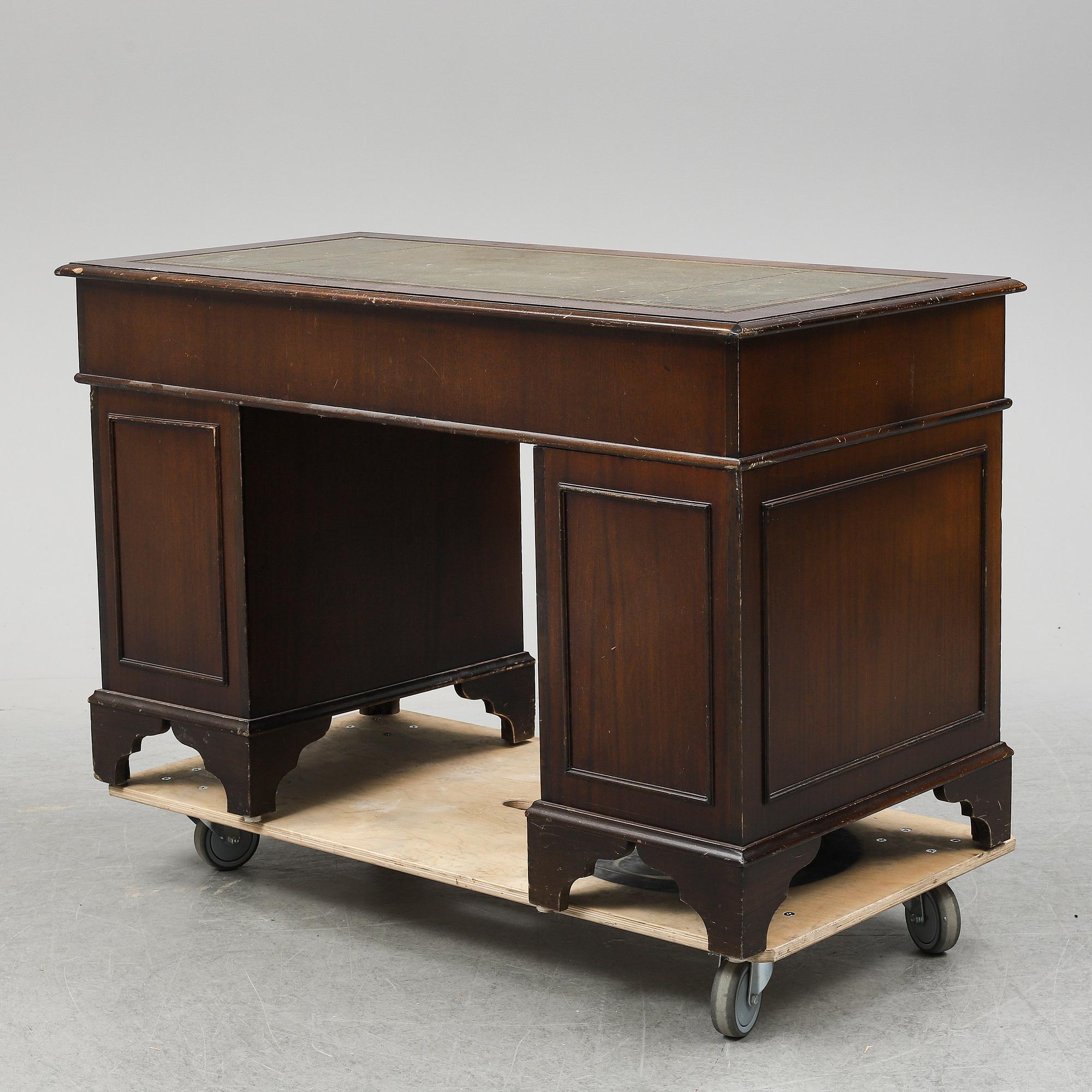 SKRIVBORD OCH STOL, England, 1900-talets slut.