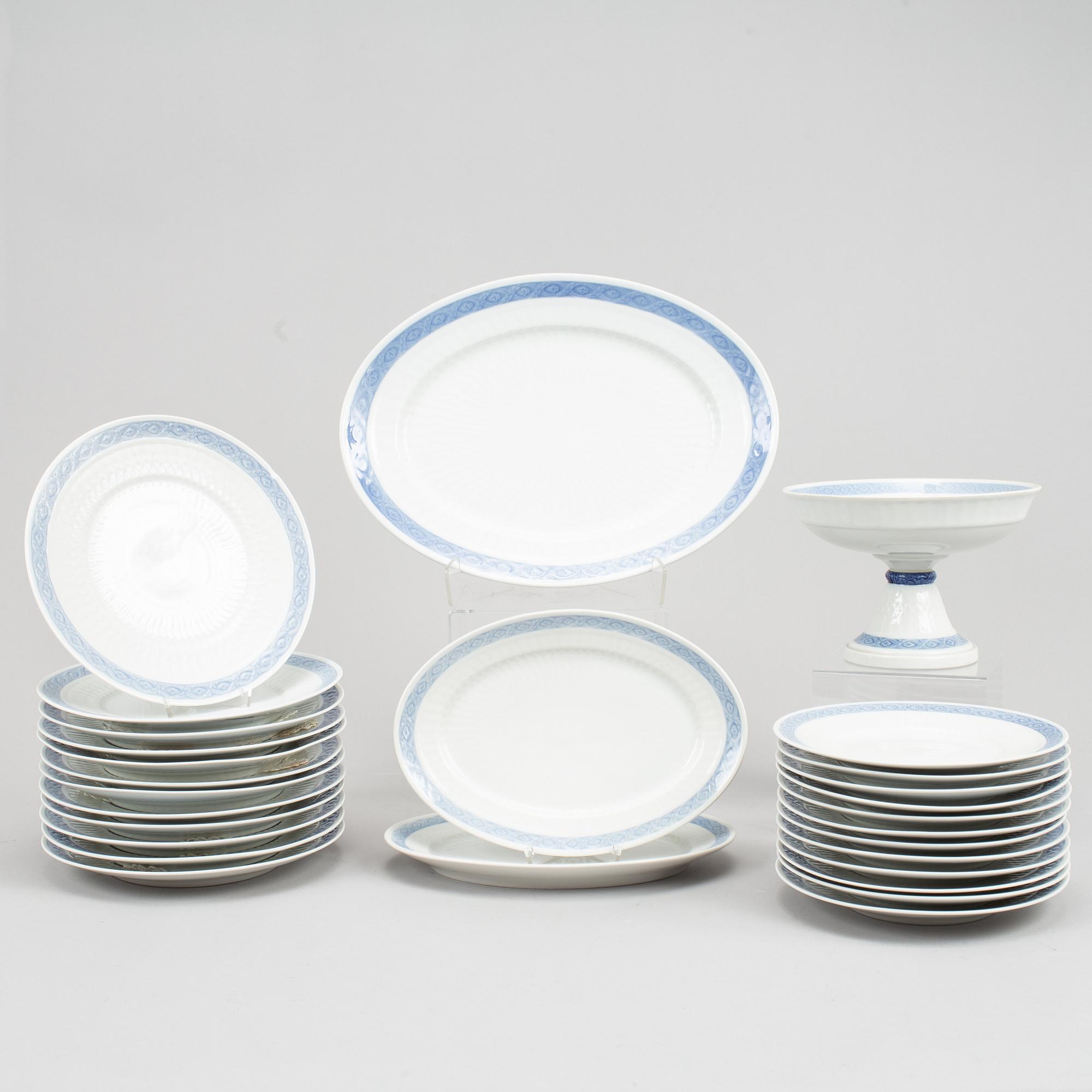 A Royal Copenhagen porcelain service "Blå vifte" by Arnold Krog, 28 pcs, Denmark.