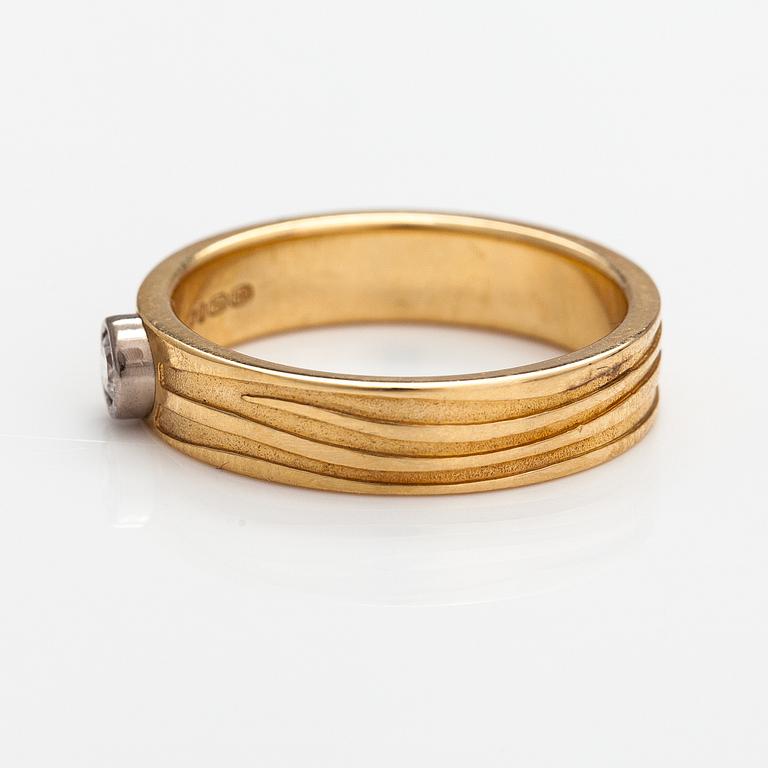 Sormus, 18K kultaa ja timantti n. 0.14 ct. Kalevala Koru, Helsinki 2009.