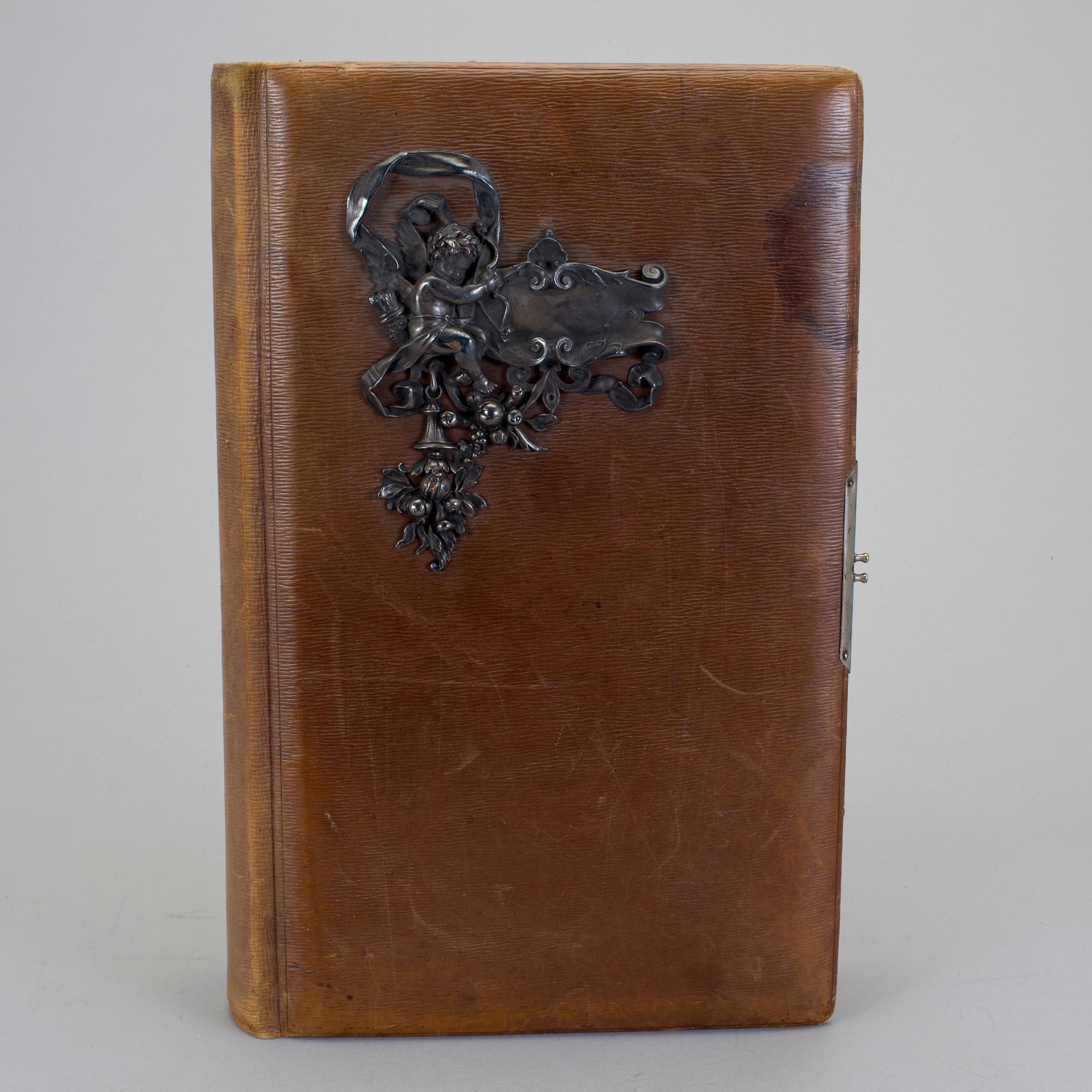 FOTOALBUM, innehållande 65 kabinettfotografier, 1900-talets början.