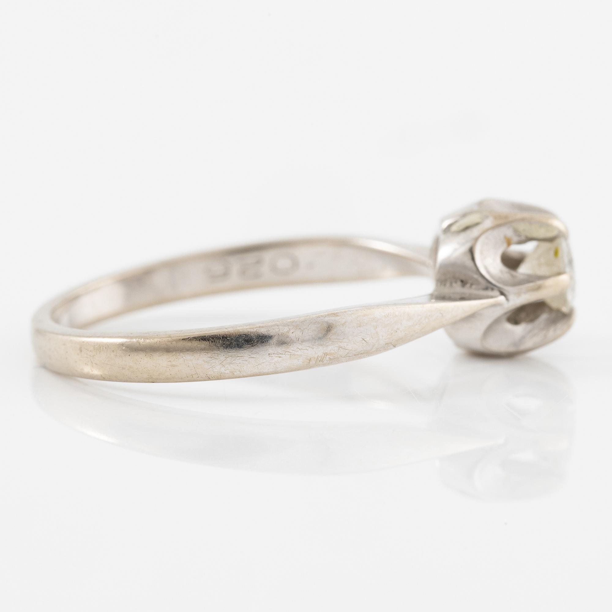 Ring in 18K white gold set with a brilliant-cut diamond.