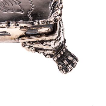 BRICKA, silver, 1900-tal. Vikt ca 1200 g.
