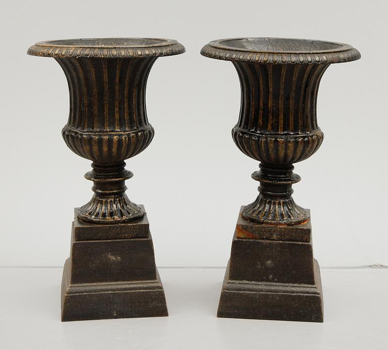 TRÄDGÅRDSURNOR, 1 par, gjutjärn, 1900-/2000-tal.