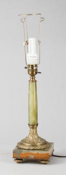 BORDSLAMPA, onyx och brons, 1900-talets början.
