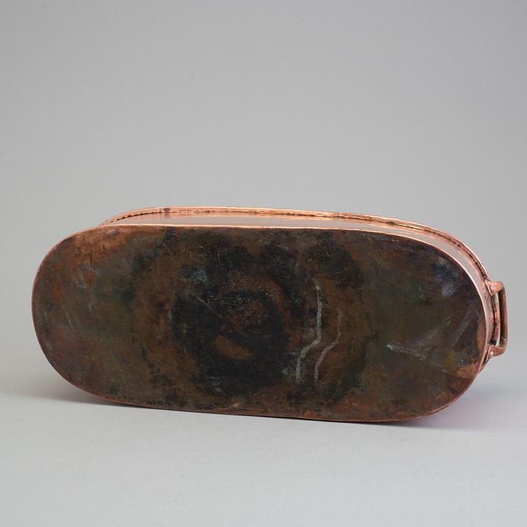 A 19TH CENTURY COPPER FISH KETTLE.