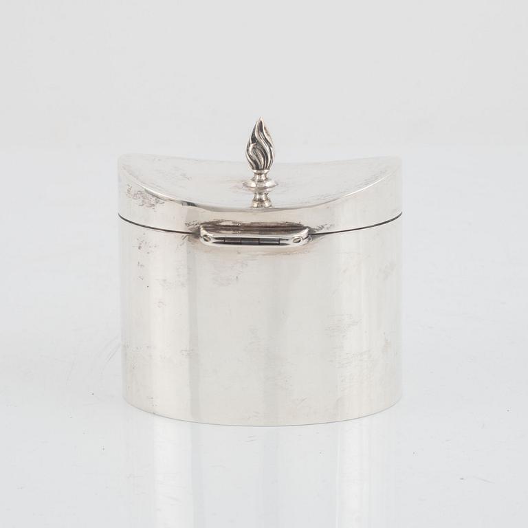 An English Silver Lided Jar, mark of Mappin & Webb, Birmingham 1915.