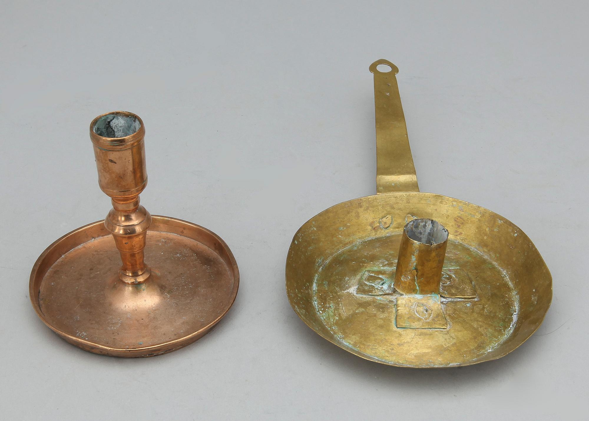 LJUSSTAKAR, 2 st, mässing samt koppar, 1800-tal.