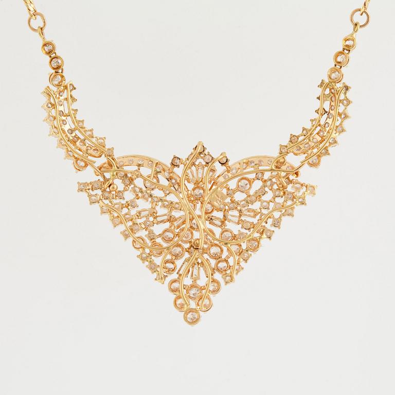 18K gold necklace with brilliant-cut diamonds and trapets-cut diamonds.