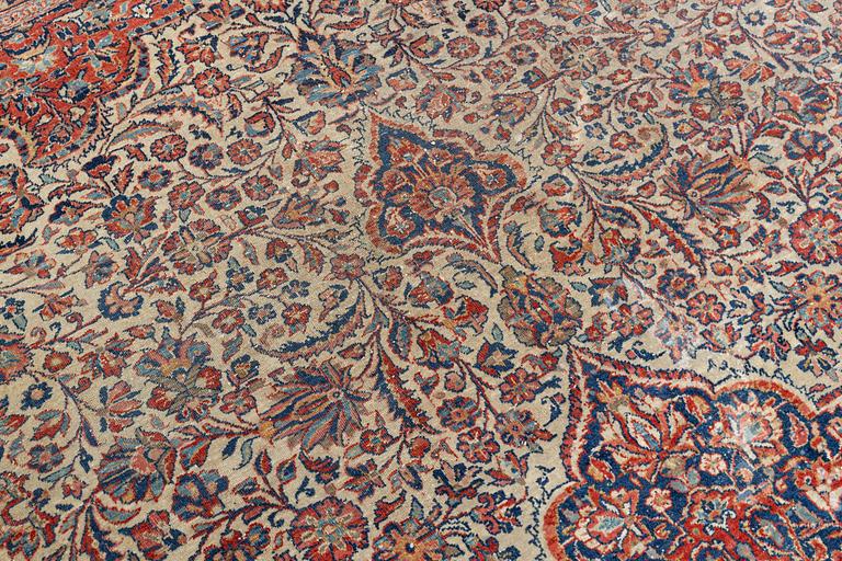 A semi antique Keshan/Sarouk carpet, circa 335 x 260 cm.