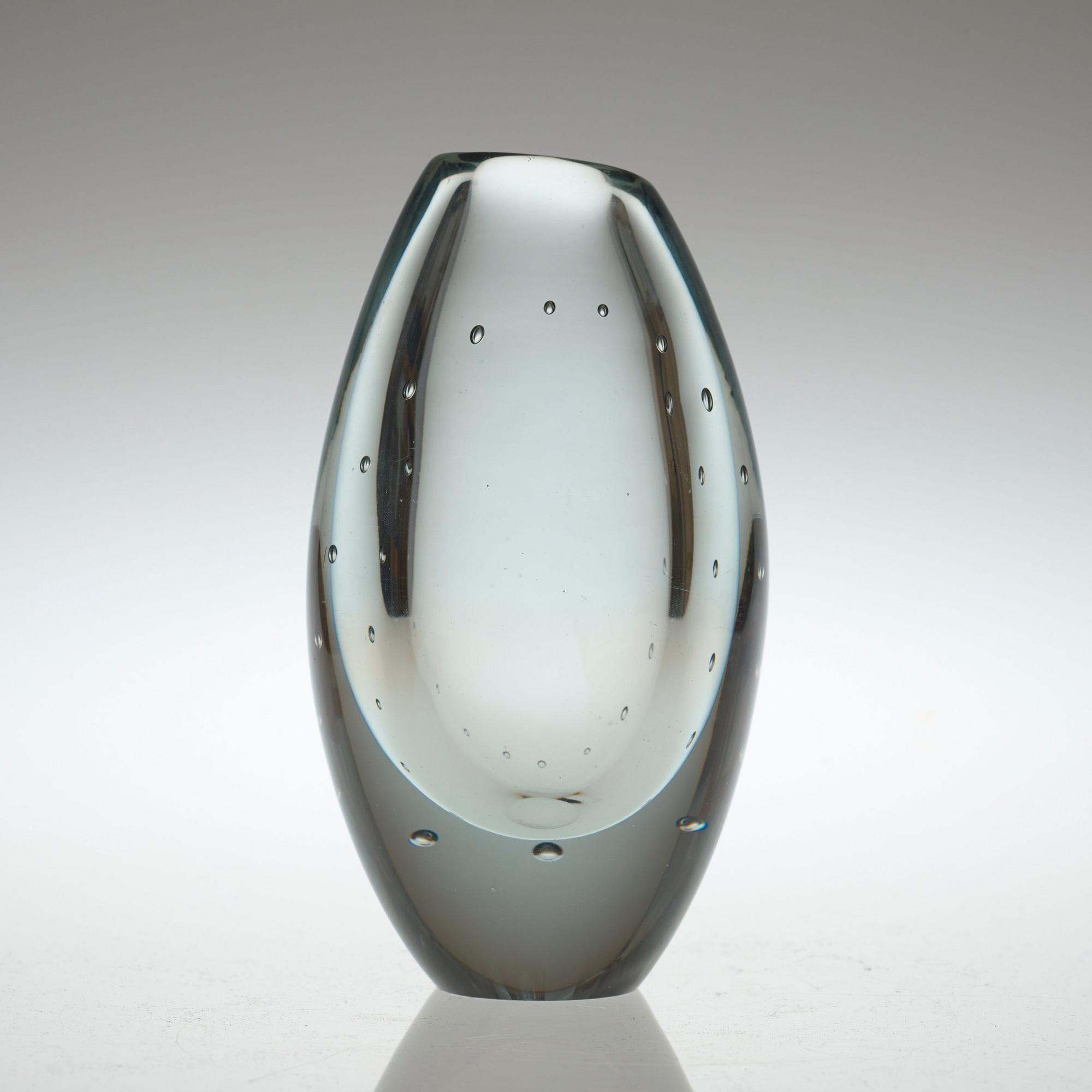 A Gunnel Nyman glass vase, Nuutajärvi, Notsjö, Finland 1956.