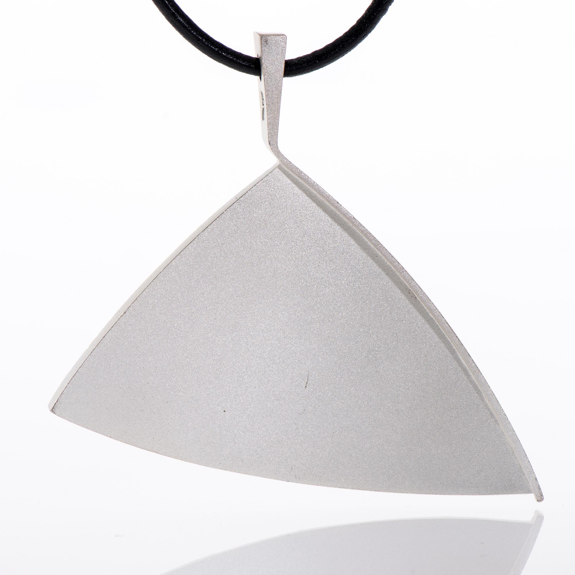HÄNGSMYCKE, "Night train" sterling silver, lädersnör, Christoph Burger Lapponia 1995. Vikt tot. 43,4 g.