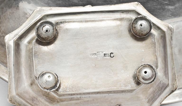 SKÅL samt SALTKAR, silver, Ryssland. Bl a Sankt Petersburg. 1800-tal. Total vikt ca 240 gram.