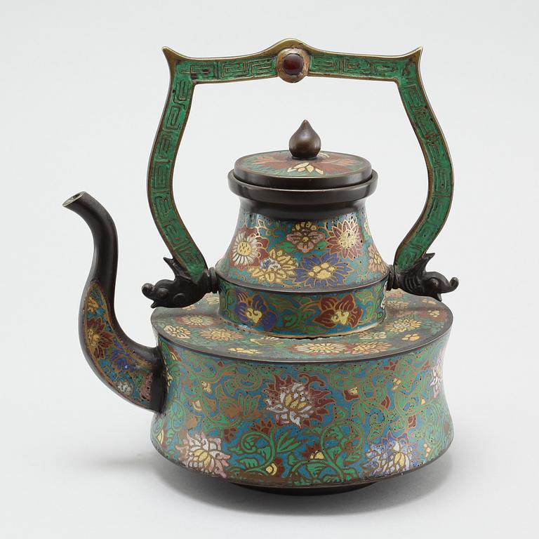 A Japanese cloisonné pot, circa 1900.