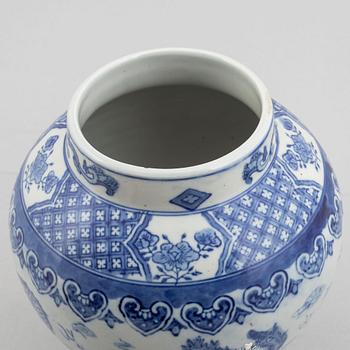 A porcelain urn with cover, China, 20th century.