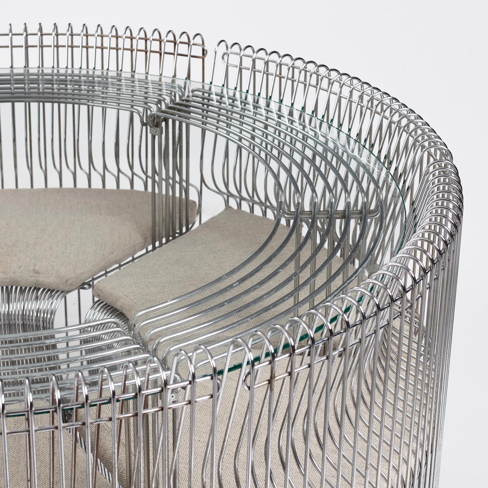Verner Panton, "Pantonova", matbord och 6 stolar, modell "102 S-G", Fritz Hansen, Danmark 1970-tal.