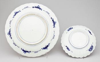 FAT samt TALLRIKAR 4 delar, porslin, Imari, Japan 1900-tal.