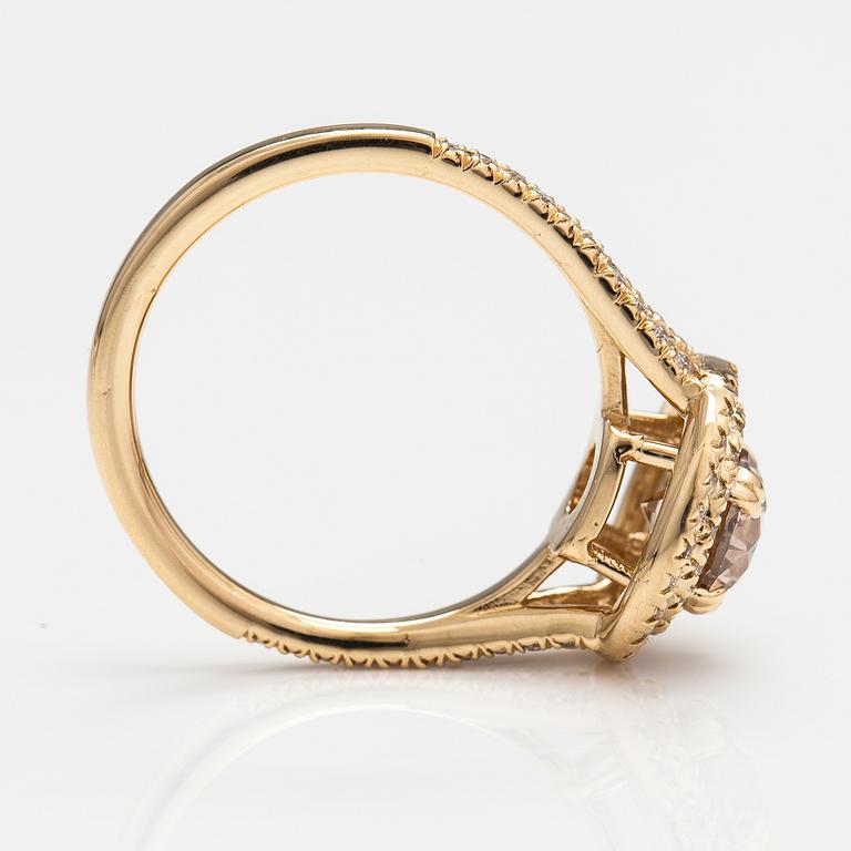 Ring, 14K guld, diamanter ca 1.54 ct tot. AIG-certifikat.