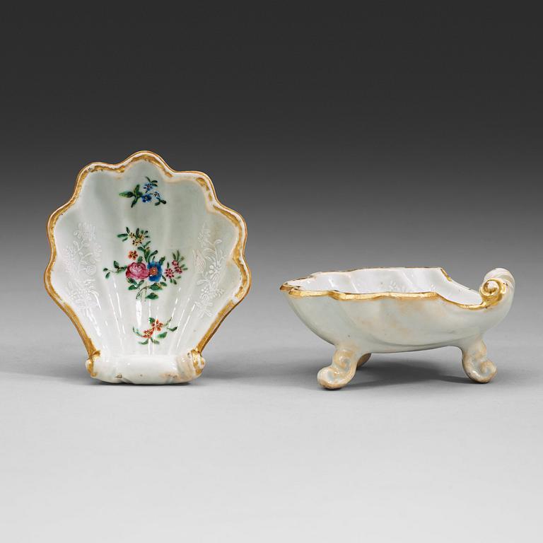 A pair of famille rose salts, Qing dynastin, Qianlong (1736-95).