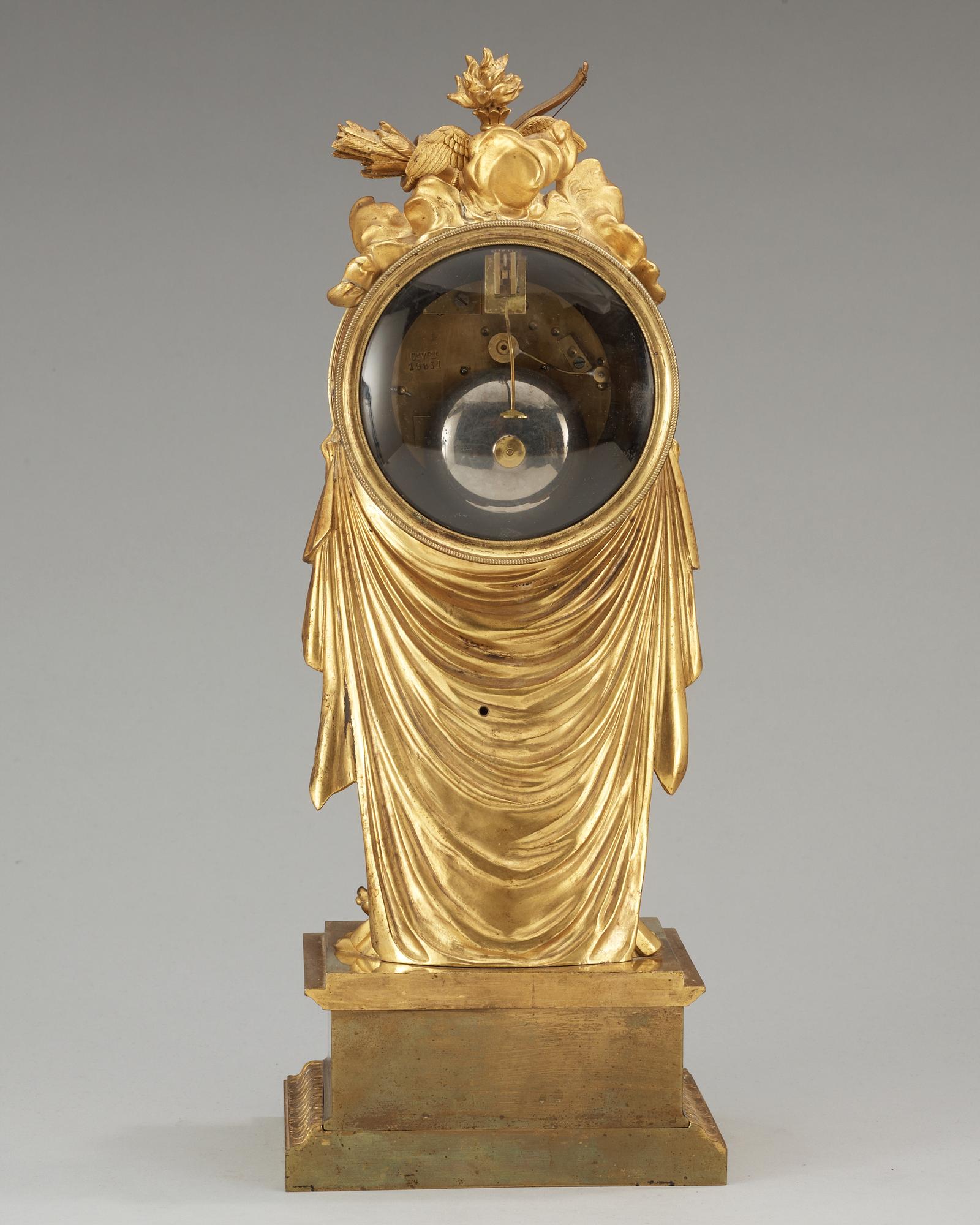 BORDSPENDYL. Frankrike, 1800-talets början. Empire. Senare ur.