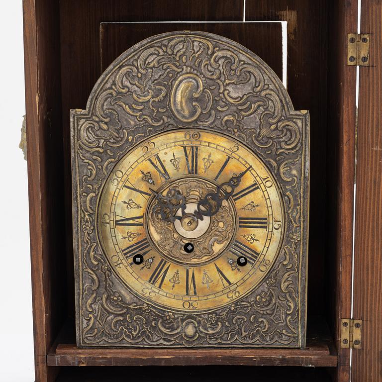 A walnut mounted bracket clock, 18th/19th Century.