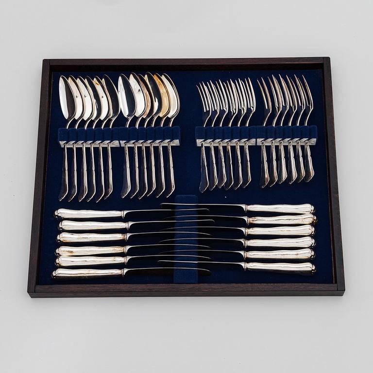 Aterinsarja, 100 osaa, hopeaa, "Chippendale", Auran Kultaseppä, Turku 1982. Aterinlaatikossa.