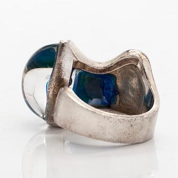 Björn Weckström, sormus, "Ara" sterlinghopeaa ja akryylia, Lapponia 1975.