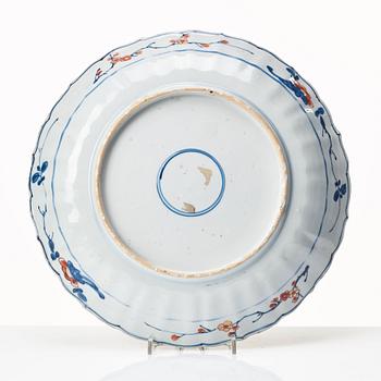 An imari verte dish, Qing dynasty, Kangxi (1662-1722).