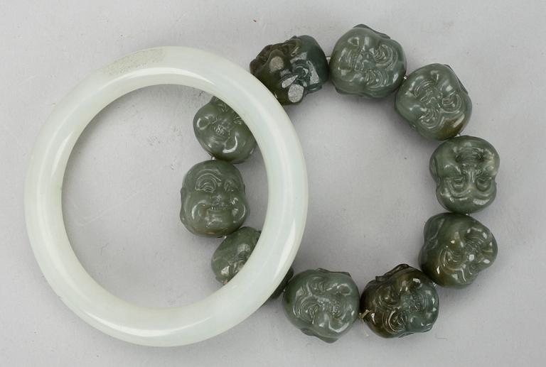 ARMBAND samt ARMRING, nefrit, Kina 1900-tal.