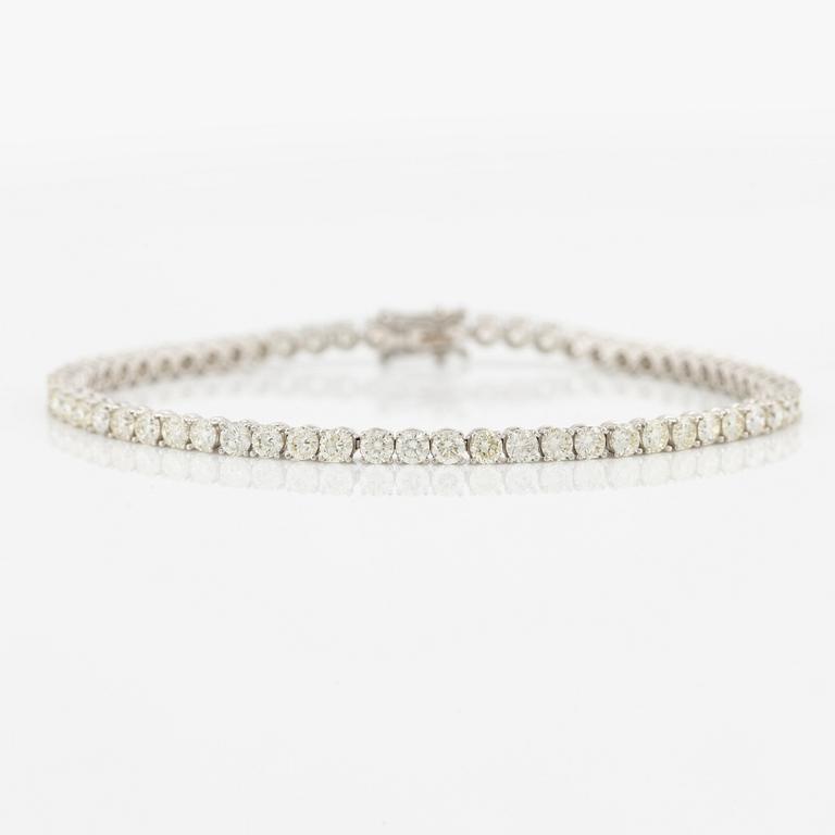 Tennis bracelet in 18K gold with round brilliant-cut diamonds.