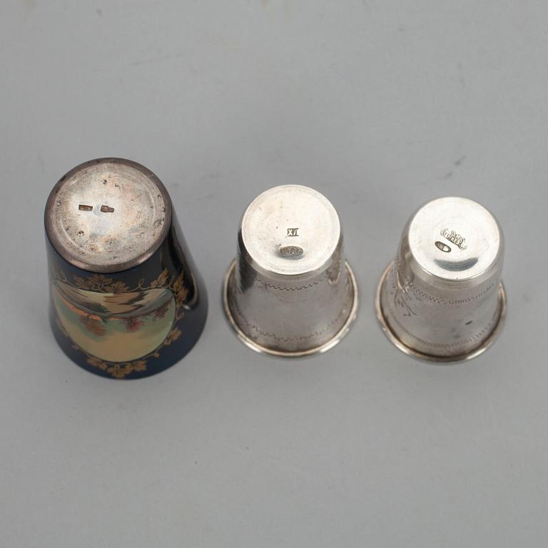 BÄGARE, 3 st, silver samt emalj, Ryssland 1899-1954. Tot. vikt 62,4 g.