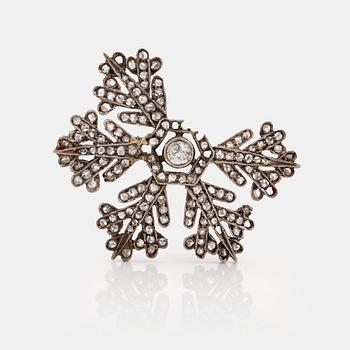 228. A brooch in the shape of a snow-flake by Fabergé, decorated with old and rose-cut diamonds.