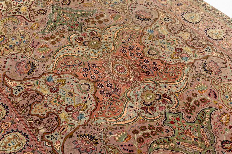 A fine Tabriz carpet of 'Polonaise' design, c. 270 x 182 cm.