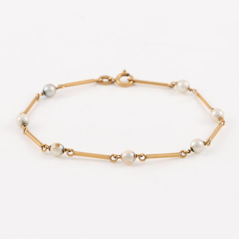 Bracelet 18K gold with cultured pearls.