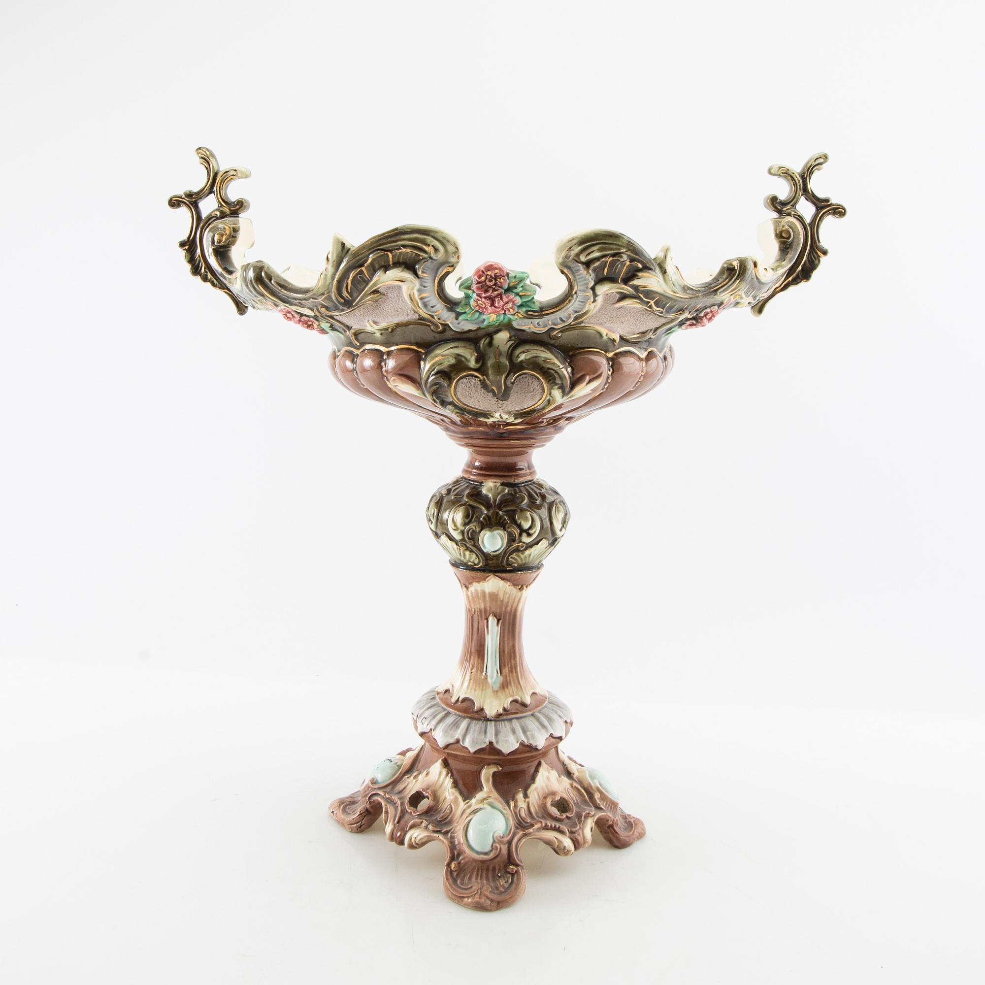 Footed bowl, majolica, circa 1900.