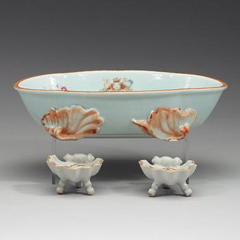 An export porcelain armorial bowl and two salts, Qing dynasty, Qianlong (1736-1795).